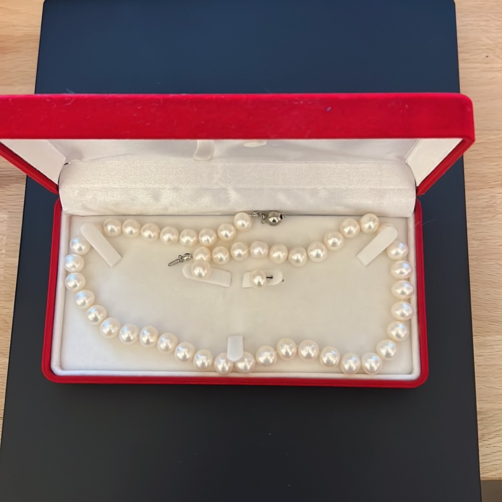 Necklace and earrings white Pearl set. Necklace is 17” in length.
